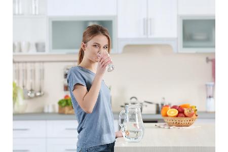 Wasser bringt gesunde Stoffe in den Körper und spült ungesunde heraus. Deshalb ist Wasser das ultimative Mittel, um Schadsto...