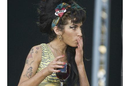 Selbst bei Bühnen-Auftritten konnte die britische Soul-Sängerin irgendwann nicht mehr auf ihr Wunderwasser verzichten. Mit t...