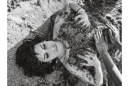 Die Haare zerzaust, das Make-up verglichen dezent: Die Künstlerin scheint abseits des Rampenlichts ein bodenständiges und ge...