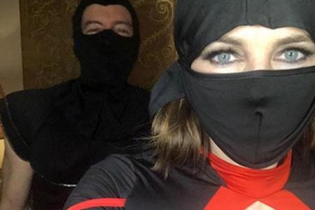 Die blauen Augen verraten sie: Elizabeth Hurley bei einer Motto-Party