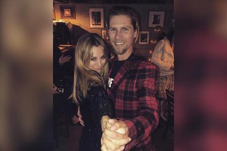 Kaley Cuoco und Karl Cook tanzen auf der Geburtstagsparty von Cuocos Vater