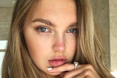 Model Romee Strijd begeistert ihre Follower mit einem Selfie