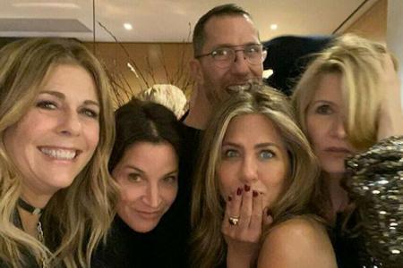 Jennifer Aniston (2.v.r.) zeigt ihre Weihnachtscrew