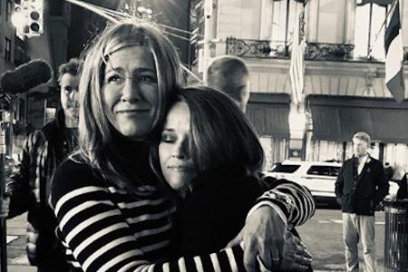 Große Umarmung für Jennifer Aniston: Reese Witherspoon am Set von 