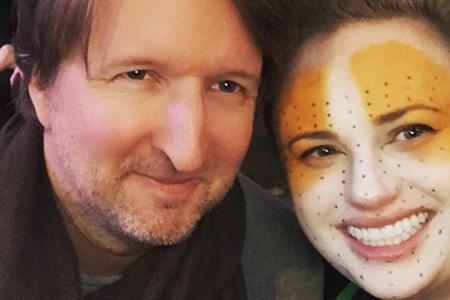 Rebel Wilson und Regisseur Tom Hooper am Filmset von 