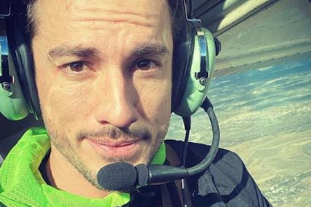 Michael Trevino im Propellerflugzeug