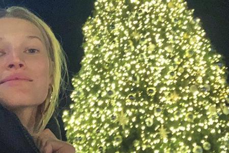 Toni Garrn posiert vor einem riesigen Christbaum
