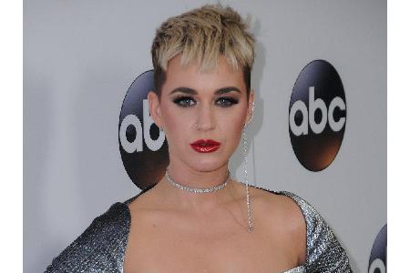 Sängerin Katy Perry (33) hat mit ihren Haaren schon so einiges angestellt. Derzeit trägt sie einen frechen Pixie-Cut. Auch d...