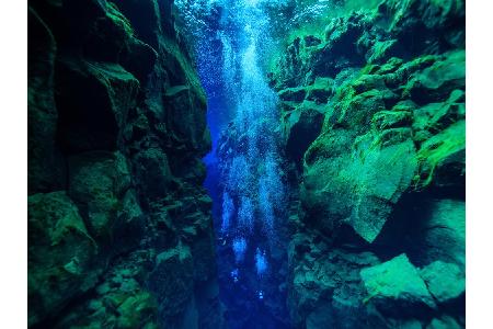 Geologisch spannend ist ein Tauchgang in der Silfraspalte in Island. Selbst im Winter sind Schnorchel- und Tauchgänge im Tro...