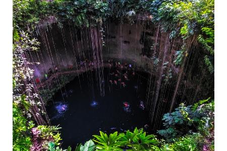 Rund drei Kilometer von der Ruinenstadt Chichén Itzá in Mexiko entfernt, liegt die Cenote Ik Kil. Was einst ein Kalksteinhöh...