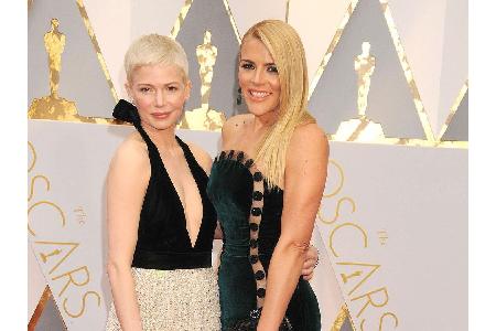 Die beiden Schauspielerinnen Busy Philipps und Michelle Williams lernten sich Mitte der 90er Jahre am Set der Teenie-Serie 