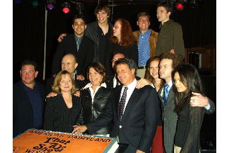 Auch dieser Cast hält noch viele Jahre nach dem Serien-Aus zusammen. Die guten Freunde Danny Masterson und Asthon Kutcher st...