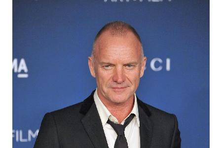 Sting zupft seinen Bass nicht wie die überwiegende Mehrheit mit rechts.