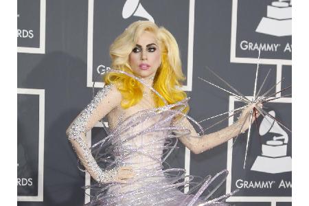 Auch Lady Gaga unterschreibt ihre Autogramme mit der linken Hand.