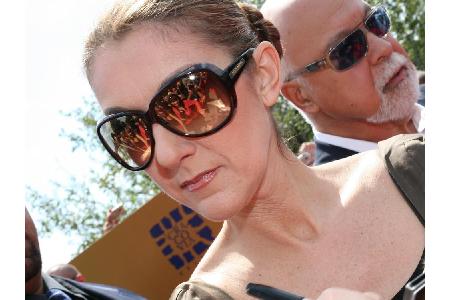Sängerin Céline Dion schreibt hier das Autogramm mit der linken Hand.