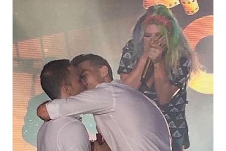 Auch Sängerin Kesha (31) durfte sich schon als Liebesengel versuchen. Ein männlicher Fan hatte sie über Instagram kontaktier...