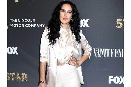 Ganz anders ist Rumer Willis (30) unterwegs. Komplett in Cremefarben erschien sie bei einem Event. Der Blazer aus zartem Sat...