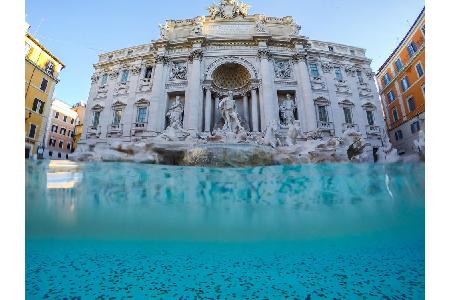Nur wenn man eine Münze über die Schulter in den Trevi-Brunnen wirft, kehrt man der Legende nach irgendwann nach Rom zurück....