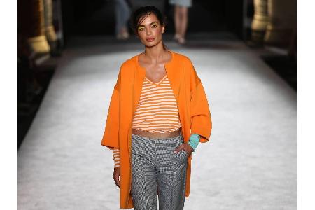 Auch die Designer haben die Farbe für sich entdeckt, wie hier auf der Fashion Week in Barcelona, wo die Models auf der Lebor...