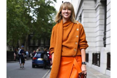 Lisa Aiken, Fashion Director von Net-A-Porter, trug bei der Show von Alexa Chung auf der Londoner Fashion Week ein knalliges...