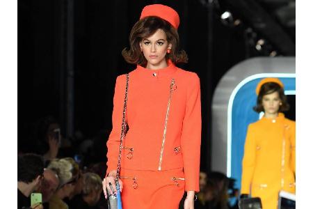 Da mussten die Zuschauer in der Front Row wohl zweimal hinsehen. Kaia Gerber (17), schritt bei der Moschino Show im Rahmen d...
