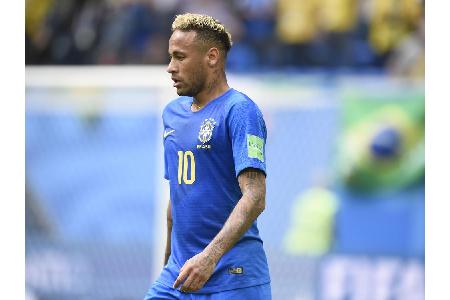 Neymar zollt dem im März verstorbenen Physik-Genie Stephen Hawking auf verstörende Weise Tribut. Der verletzte Fußballer pos...