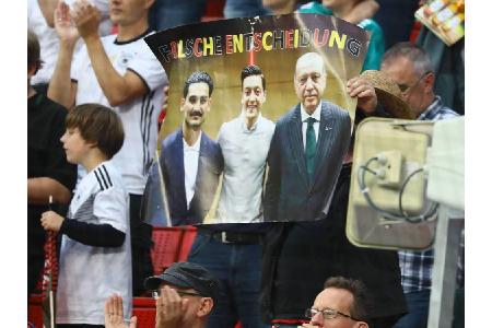 Im Mai posieren die Fußballer Mesut Özil und Ilkay Gündogan mit dem türkischen Präsidenten Recep Tayyip Erdogan für ein Foto...