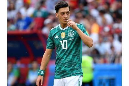 Nach dem bitteren WM-Vorrundenaus kommt es schließlich zum Super-Gau. Özil tritt mit einem aufsehenerregenden Statement aus ...
