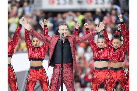 Im Juni schockt Robbie Williams bei der WM-Eröffnungsfeier auf der Bühne mit seiner Stinkefinger-Geste.