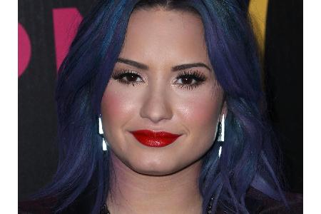 Im Juli wird Sängerin Demi Lovato nach einer Überdosis in ein Krankenhaus eingeliefert. Nach einem zehntägigen Klinikaufenth...