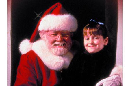 Roter Anzug, weißer Bart: Ist Richard Attenborough etwa der echte Weihnachtsmann? Die 1994 noch junge Mara Wilson ist sich s...
