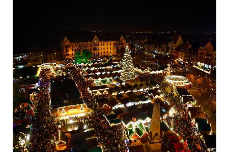 Platz 10: Erfurter Weihnachtsmarkt (27.11. - 22.12.2018). Vor dem Mariendom und der Severikirche liegt der Markt mit rund 20...