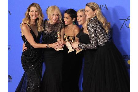 Zur Verleihung der Golden Globes 2018 erschienen die Stars in Schwarz: hier der gut gelaunte Cast von 