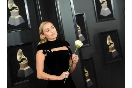 Miley Cyrus zeigte sich hingegen - im Vergleich zu den letzten Jahren - bei den Grammys ungewohnt brav: Zur weißen 