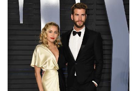 Bei der Vanity Fair Oscar Party in Los Angeles im März legte Miley Cyrus einen schönen Auftritt in einem Kleid von Prabal Gu...