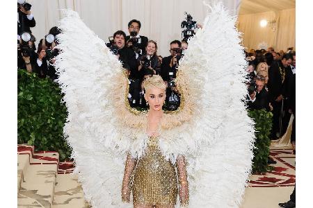 Katy Perry setzte auf das gleiche Luxus-Label - in Form von überdimensionalen Engelsflügeln.