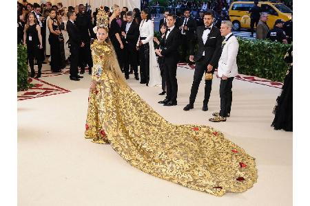 Ganz in Gold legte Sarah Jessica Parker bei der MET Gala einen ziemlich extravaganten Auftritt in Dolce & Gabbana Alta Moda ...