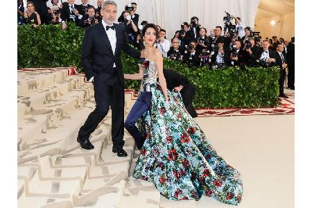 Amal Clooney trug ein trägerloses Kleid mit silbernem Bustier und einer dunklen Hose von Richard Quinn. Das Highlight des En...