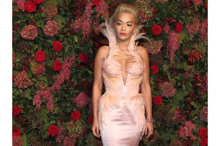 Im November sorgte Rita Ora in dieser rosafarbenen Vintage-Feder-Robe von Thierry Mugler für einen Eyecatcher-Moment.