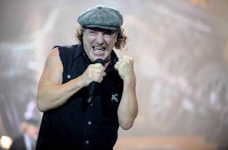 Brian Johnson, Sänger der Band AC/DC, die heute die Gerüchte einer angeblichen Auflösung dementierte, gibt auf der Bühne den...