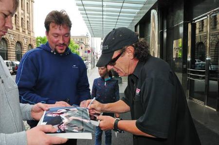 ...jedoch ganz brav und verteilt, wie hier bei einem Besuch in Berlin, auch gerne Autogramme. Zu den Trennungsgerüchten äuße...