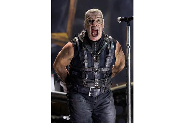 Rammsteins Frontmann Till Lindemann verbreitet regelmäßig auf der Bühne Angst und Schrecken, denn der 1,92 Meter große Sänge...