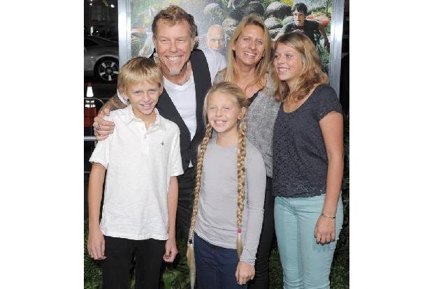 Doch mittlerweile ist Hetfield nicht nur trocken, sondern auch ein liebevoller Familienvater. 