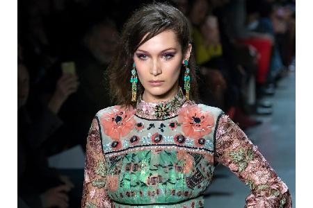 Der Bollywood-Trend greift um sich, auch auf den Laufstegen. Model Bella Hadid setzt den exotischen Look gekonnt in Szene.