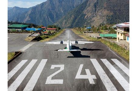 Der Tenzing Hillary Airport in Nepal ist berüchtigt für seine Lage in 3.000m Höhe. Am Ende der Landebahn geht es 600m steil ...