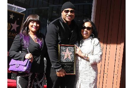 Rapper und Schauspieler LL Cool J posiert hier mit seiner Mutter Ondrea Smith und seiner Frau Simone Johnson. Bei Mama wird ...