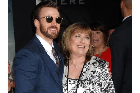 Chris Evans hängt an seiner Mutter Lisa. Sie war professionelle Tänzerin und brachte ihren Sohn dadurch zum Stepptanz - noch...