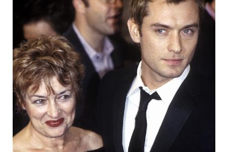 Das Bild ist zwar schon etwas älter, die Liebe zu seiner Mutter Maggie dürfte bei Jude Law seither aber nur gewachsen sein.