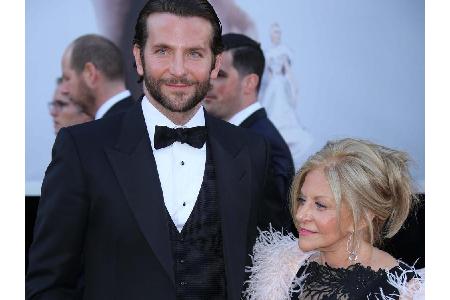 Bradley Cooper liebt seine Mutter Gloria Campano so sehr, dass er ihr die Teleshopping-Sucht verzeiht - auch wenn sie ansche...