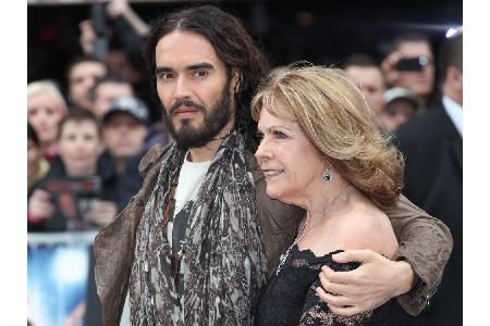 Wenn es um seine Mama Barbara Elizabeth geht, scheint Komiker Russell Brand einen besonderen Beschützerinstinkt zu haben. Ke...